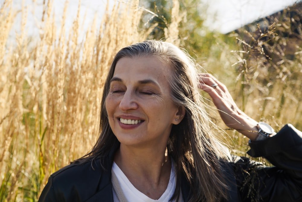 Frau in der zweiten Lebenshälfte, entspannt und selbstbewusst