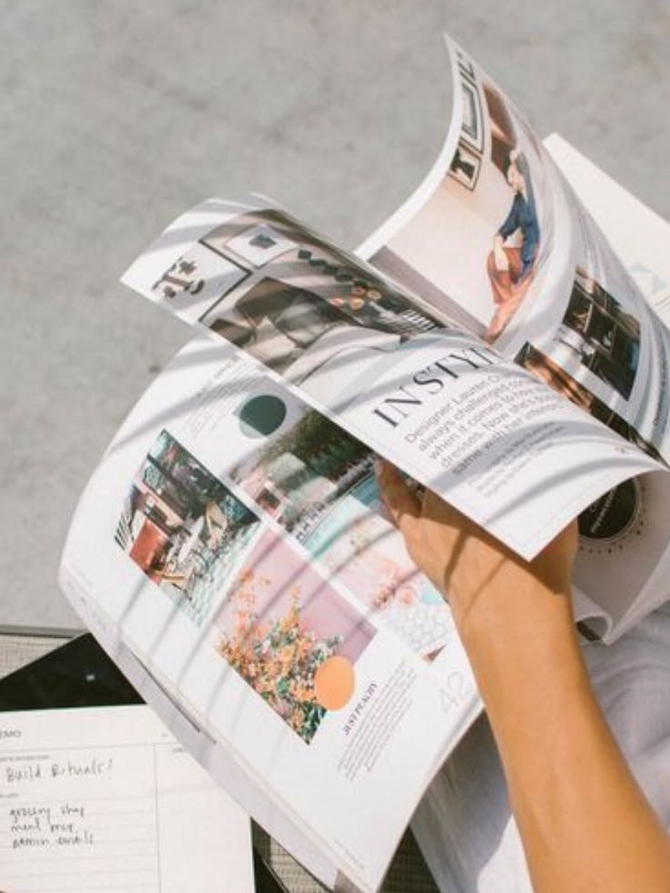 Frau liest im Magazin